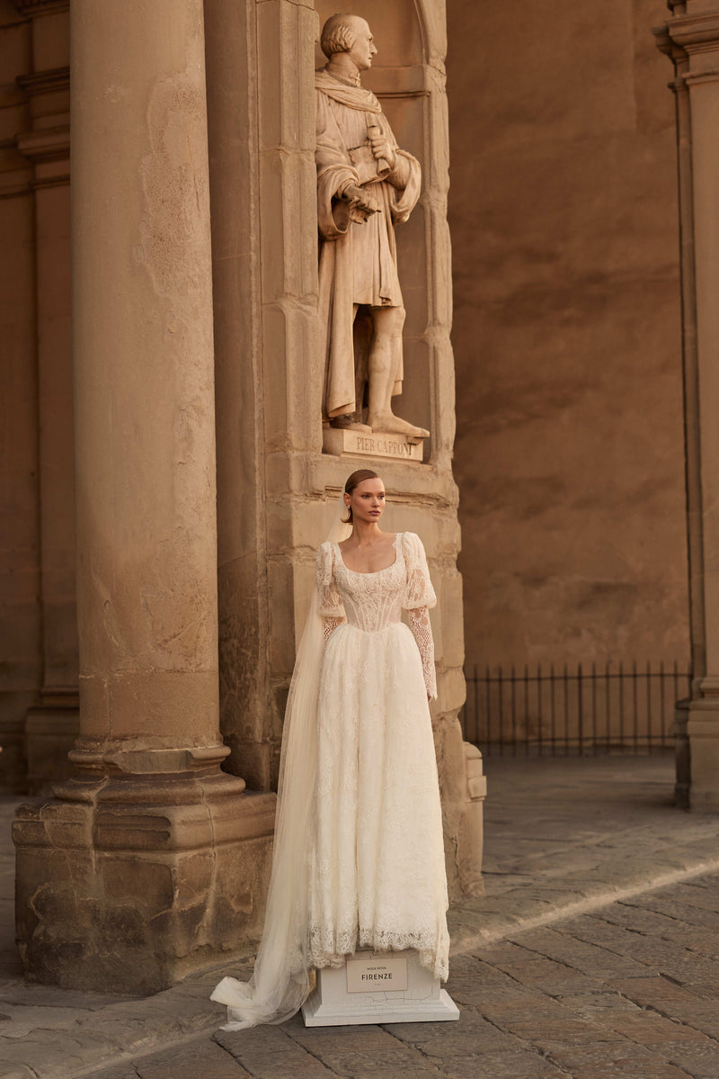 Raphaella veil