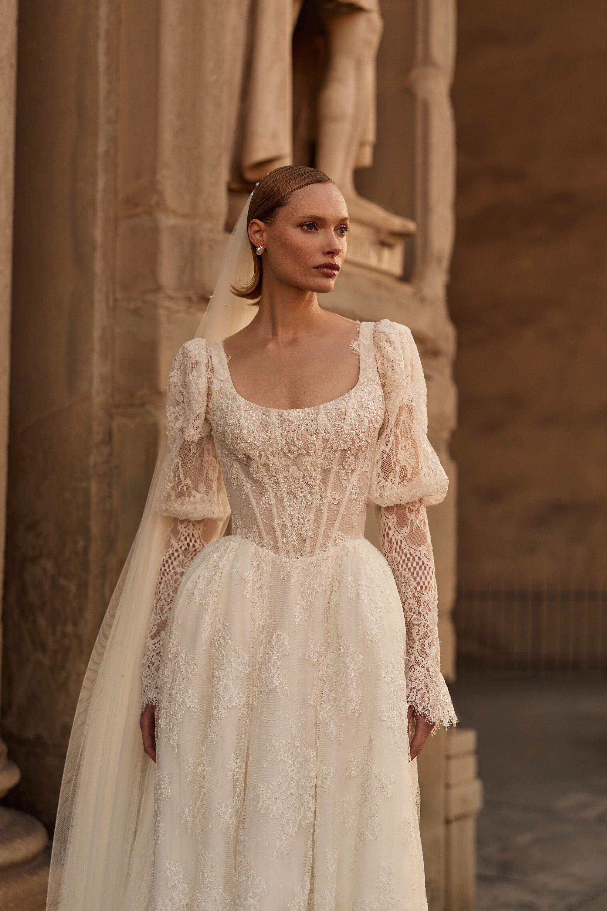 Raphaella veil