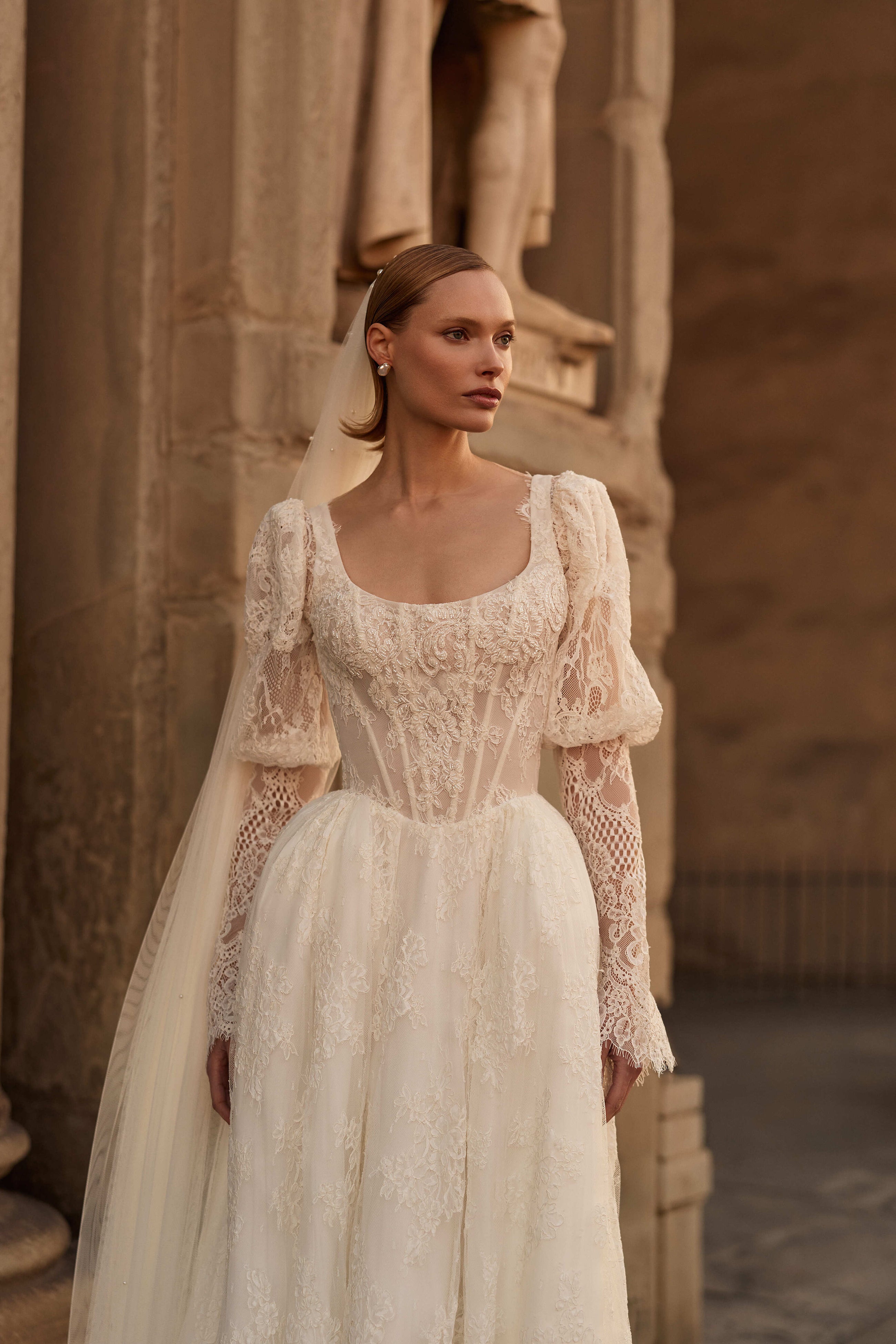 Raphaella veil