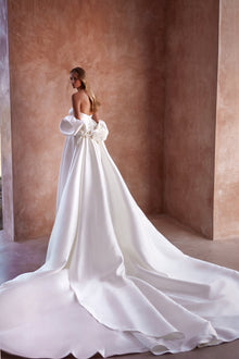 Milla Nova wedding dress Leighton -  try on at LVA BRIDE (Chicago, Milwaukee)