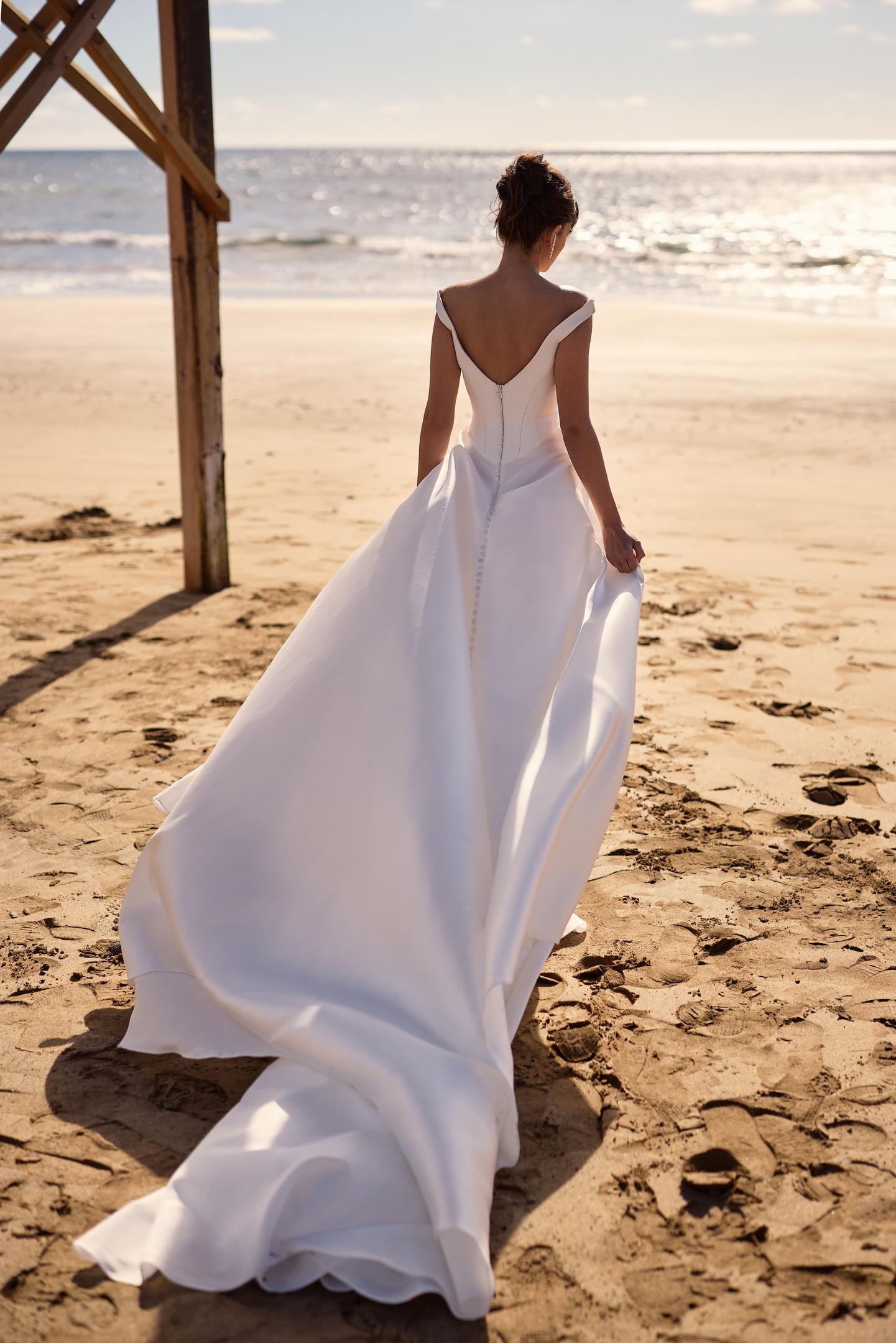 Milla Nova wedding dress Glimpse -  try on at LVA BRIDE (Chicago, Milwaukee)