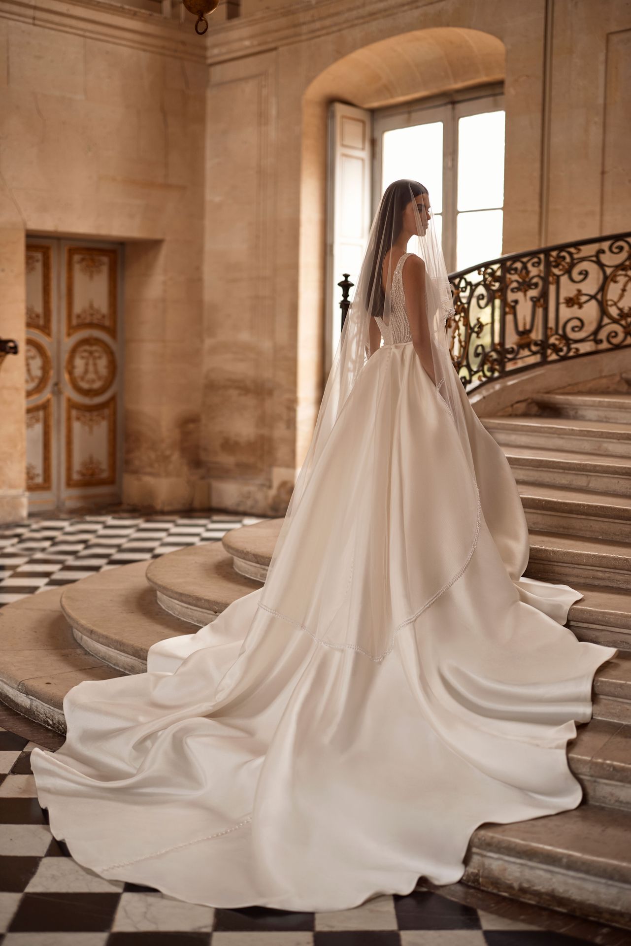 Carven veil