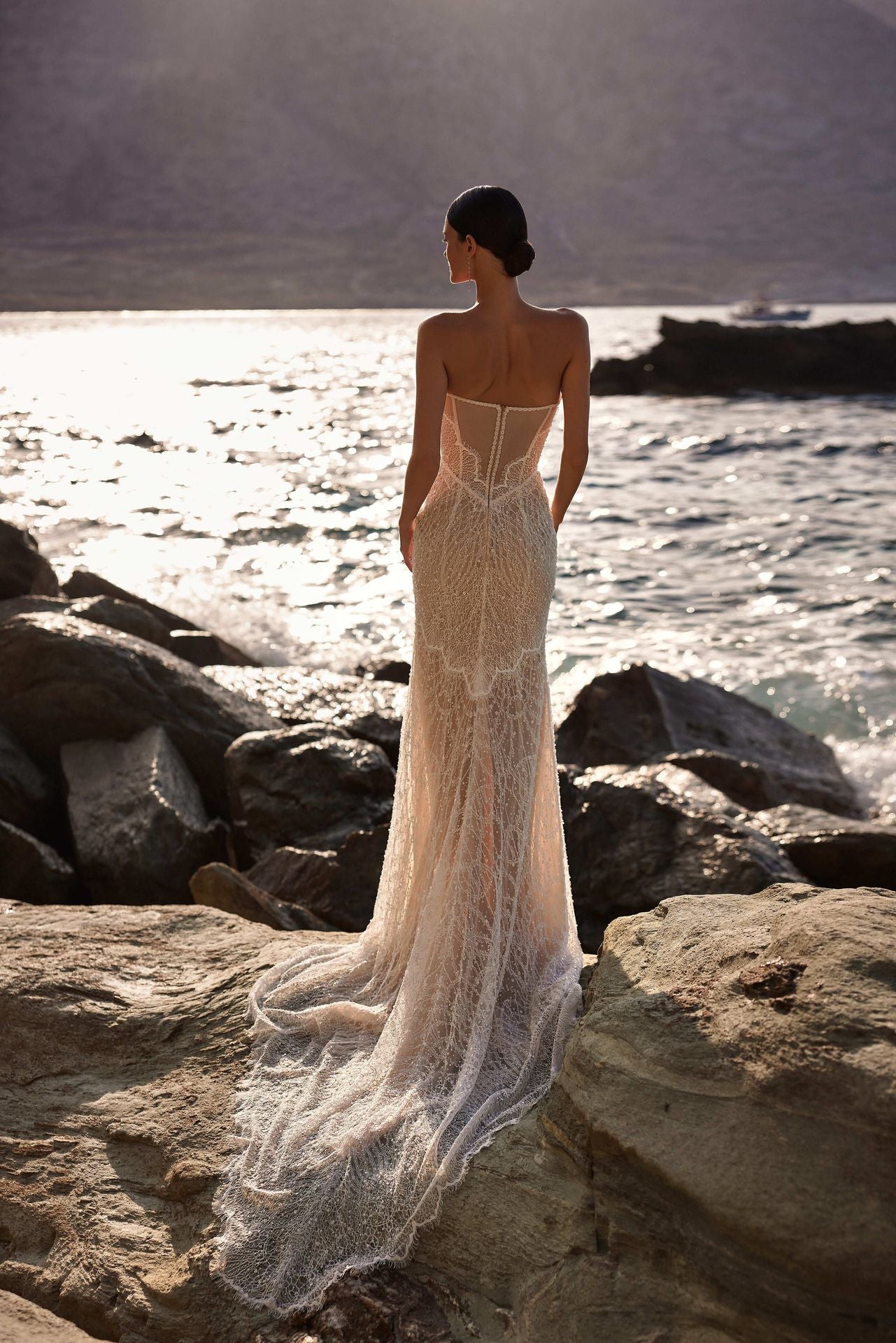 ホワイト ウェディングドレス レース　マーメイド　Milla Nova Esmera – Strapless Mermaid Lace Wedding Dress with Train